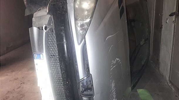 واژگونی عجیب پژو 206 در پارکینگ خانه
