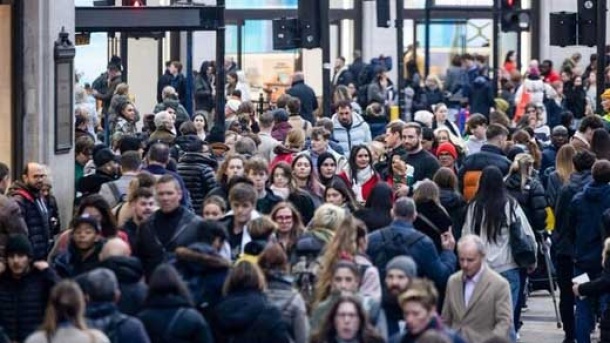 مردها بیشتر کار می کنند یا زن ها؟